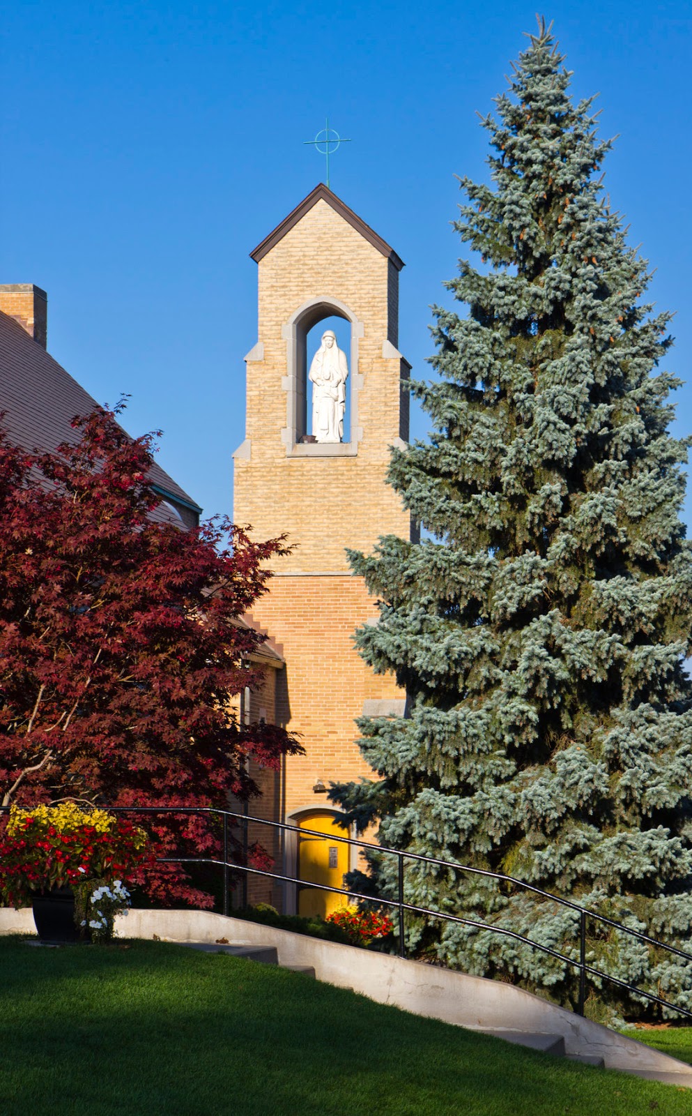 St. Annes R C Church | 268 East Ave, Kitchener, ON N2H 1Z4, Canada | Phone: (519) 745-5302