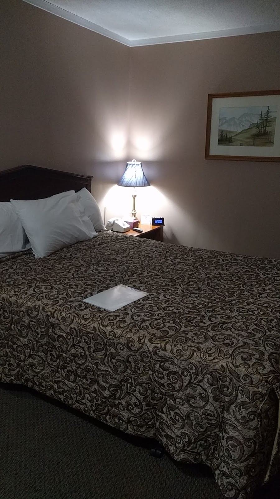 Lucien Motel | 134 Byron St N, Whitby, ON L1N 4M9, Canada | Phone: (905) 668-6870