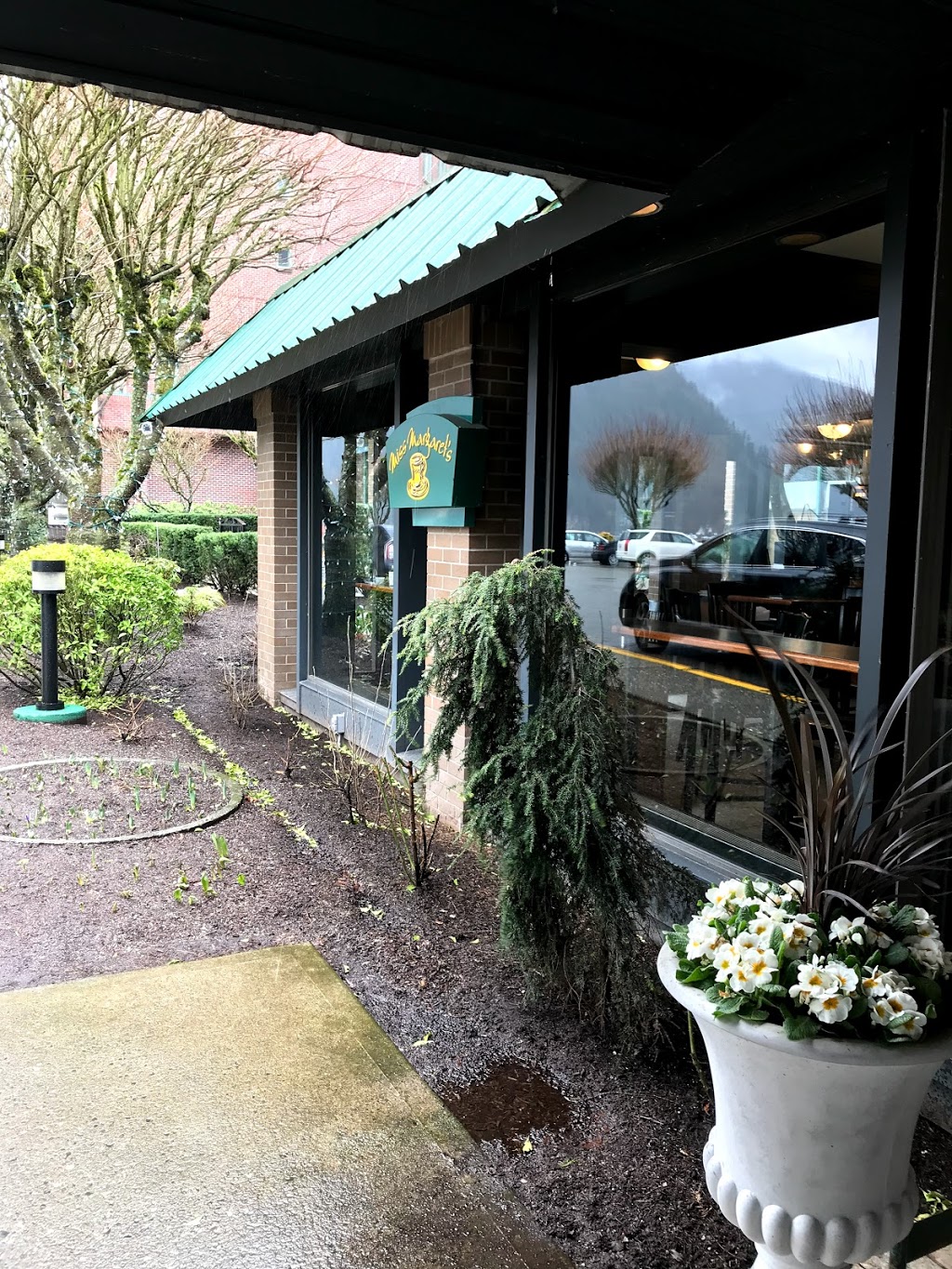 Miss Margarets | 100 Esplanade Ave, Harrison Hot Springs, BC V0M 1K0, Canada | Phone: (604) 796-2244