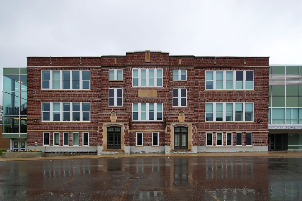 École secondaire Norval-Morrisseau | 51 Wright St, Richmond Hill, ON L4C 4A2, Canada | Phone: (905) 508-2516