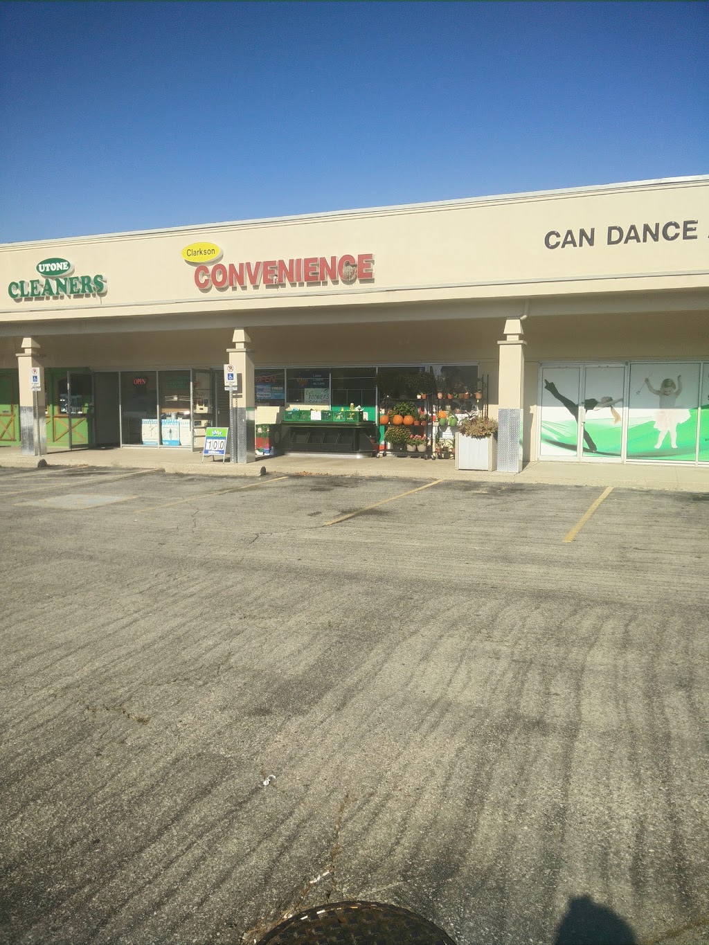 Clarkson Convenience Store | 1575 Clarkson Rd N, Mississauga, ON L5J 0A7, Canada | Phone: (905) 822-0363