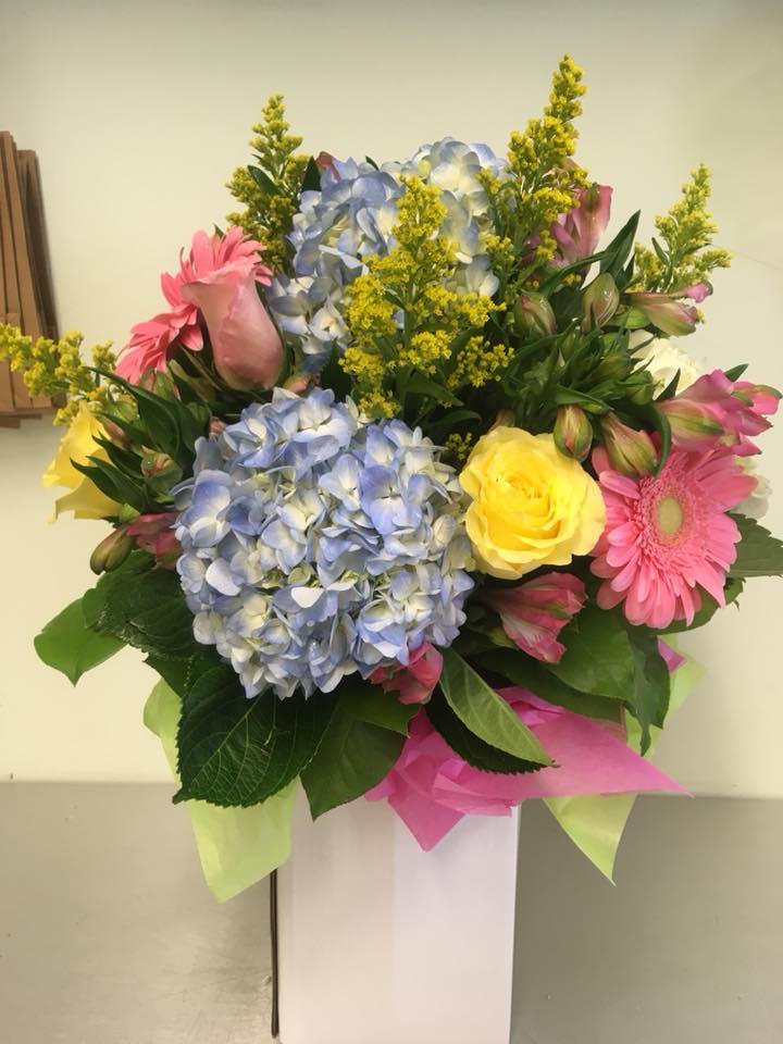 The Village Flower | 3710 Main St #2, Niagara Falls, ON L2G 6B1, Canada | Phone: (289) 296-4754