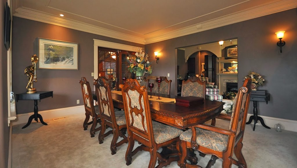 Creighton Manor Inn Bed&Breakfast | 74 Creighton St S, Orillia, ON L3V 1B2, Canada | Phone: (705) 326-3326