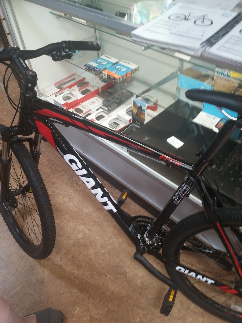 Brant Cycle And Sports Limited | 892 Brant St, Burlington, ON L7R 2J5, Canada | Phone: (905) 637-3737