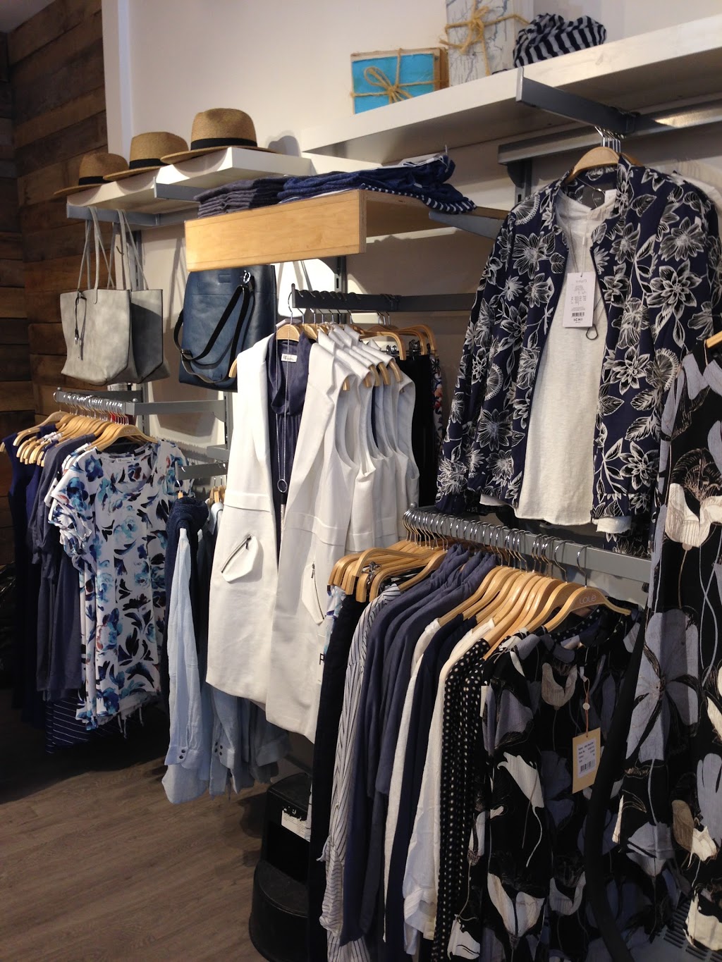 Kiva boutique | 15A Avenue Cartier, Pointe-Claire, QC H9S 4R5, Canada | Phone: (514) 505-0955