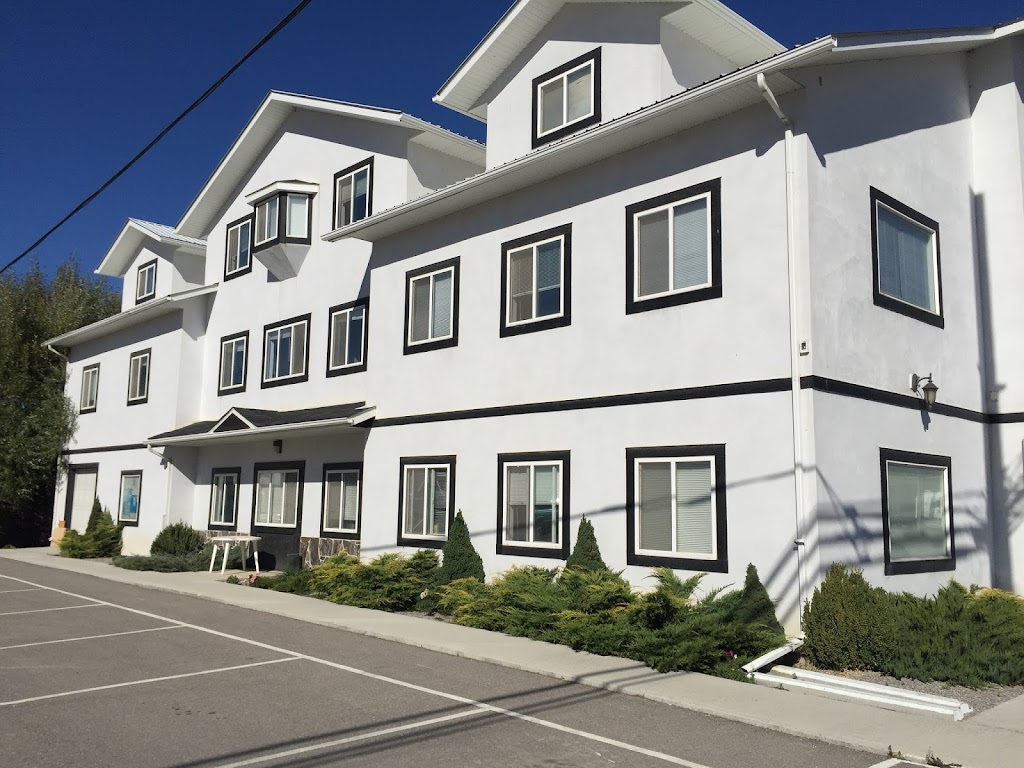 Invermere Hostel | 380 Laurier St, Invermere, BC V0A 1K7, Canada | Phone: (866) 222-0325