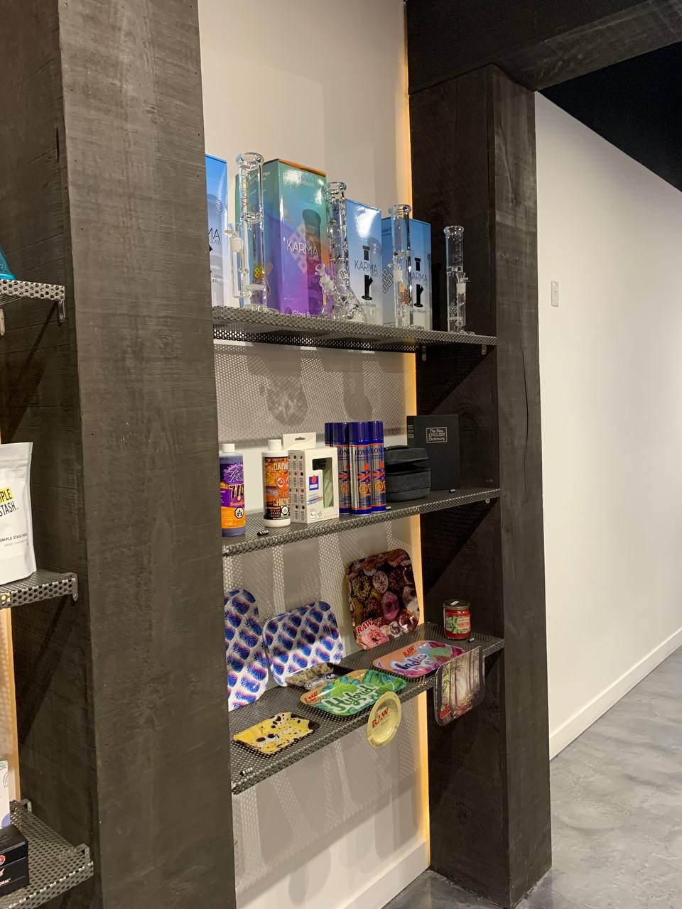 Budders Cannabis | Ancaster Cannabis Store | 1172 Wilson St W Unit 6, Ancaster, ON L9G 3K9, Canada | Phone: (289) 239-9797