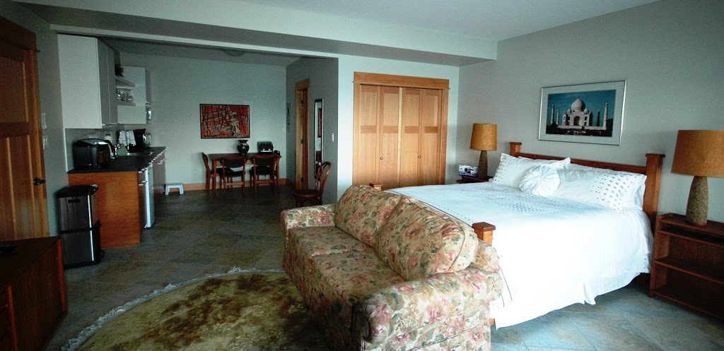 Pineacre on the Lake | 7220 Highway 97 South, Peachland, BC V0H 1X9, Canada | Phone: (778) 479-0088