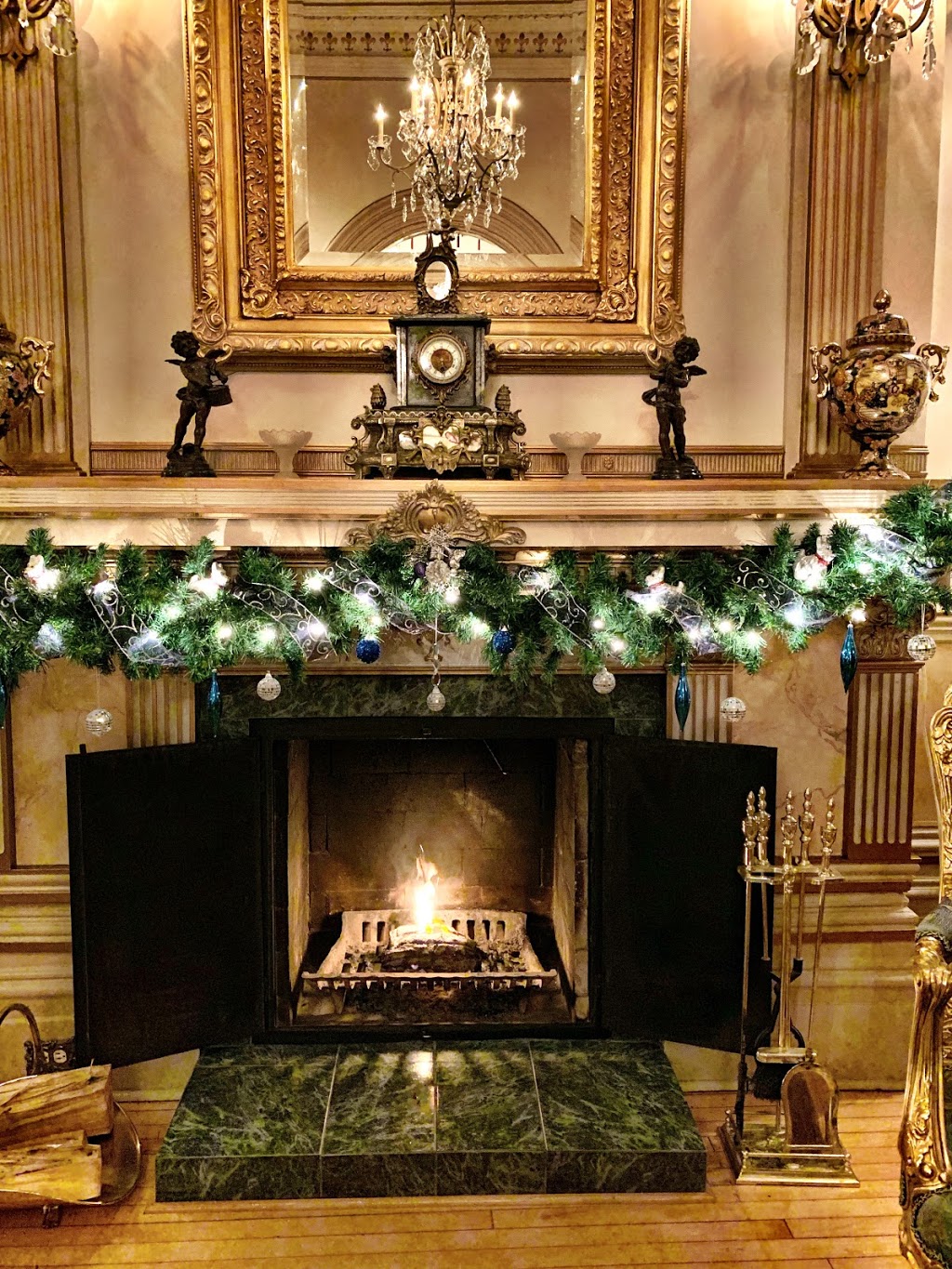 Chateau Du Faubourg | 429 Rue Saint-Jean, Québec, QC G1R 1P3, Canada | Phone: (418) 524-2902
