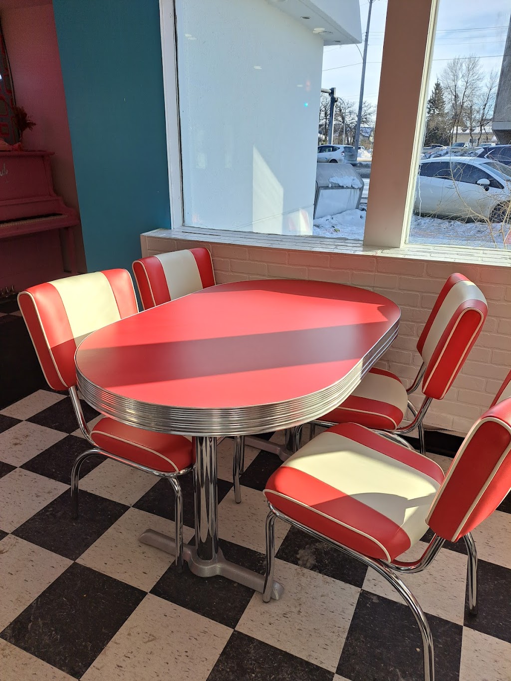 Dreamland Diner - 2615 Portage Ave, Winnipeg, MB R3J 0P7, Canada