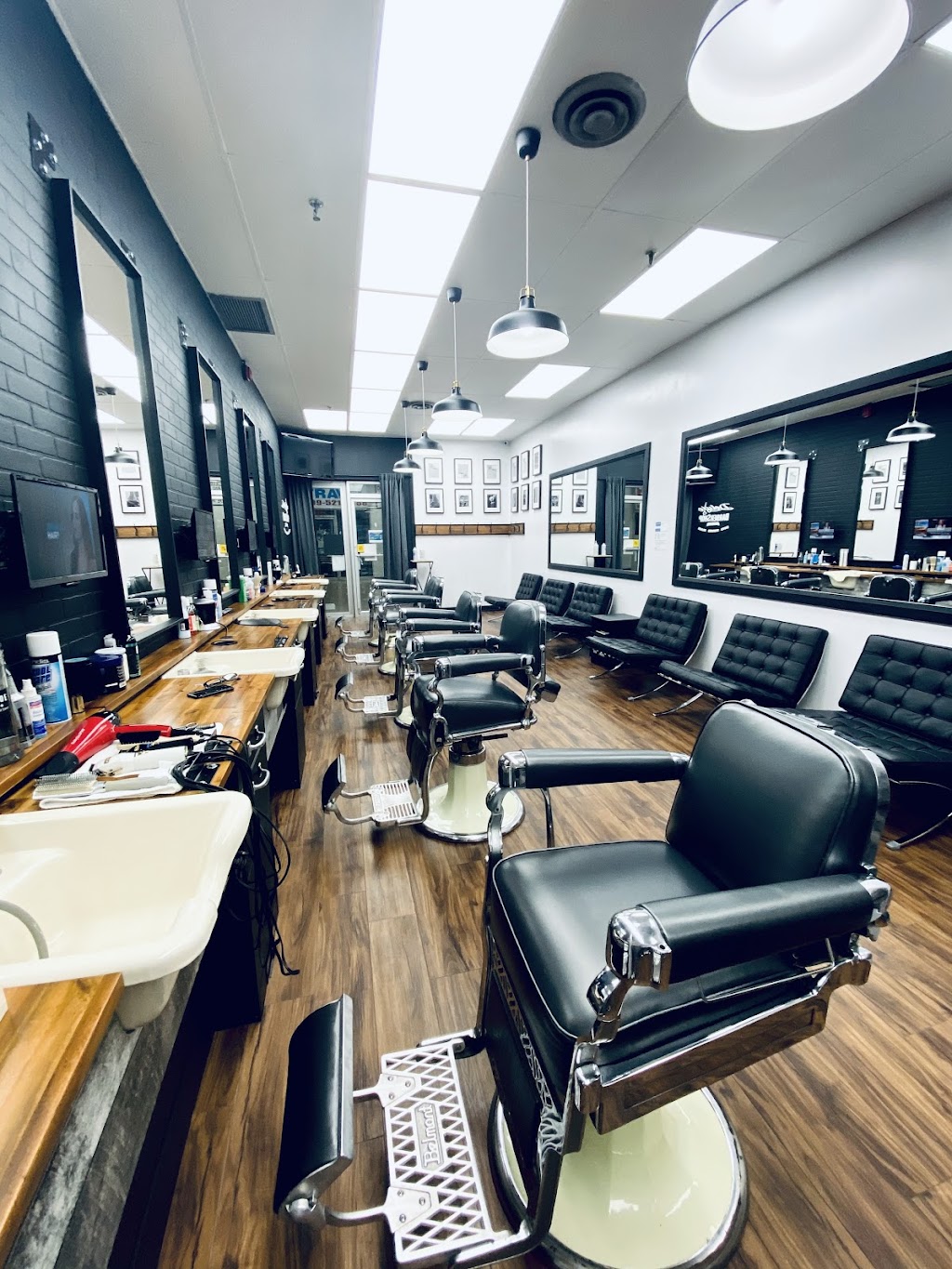 Deluxe Barbershop | 3415 Dixie Rd, Mississauga, ON L4Y 2B1, Canada | Phone: (905) 625-2099