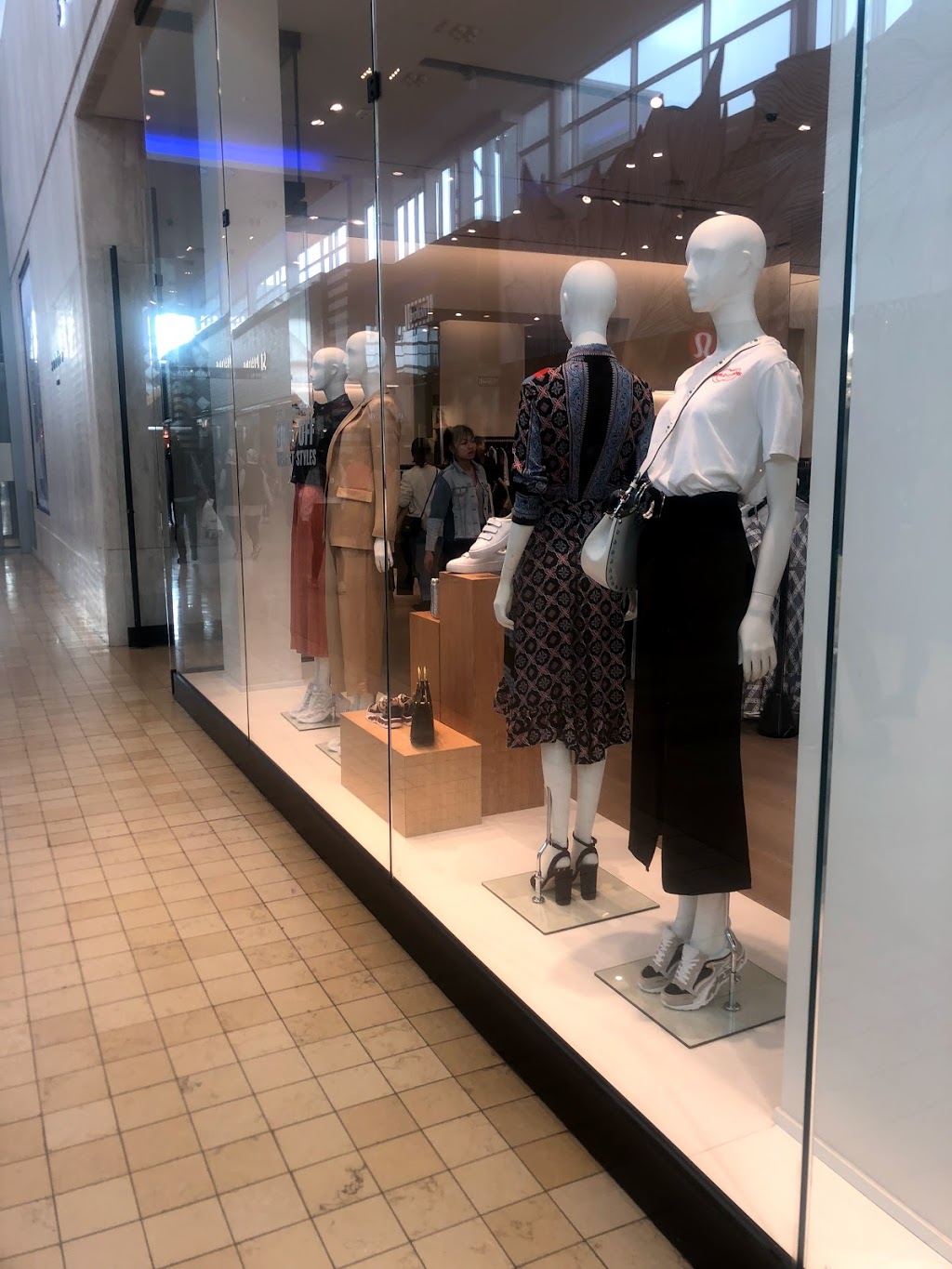 Sandro Yorkdale | 3401 Dufferin St #516, North York, ON M6A 2T9, Canada | Phone: (647) 288-3091