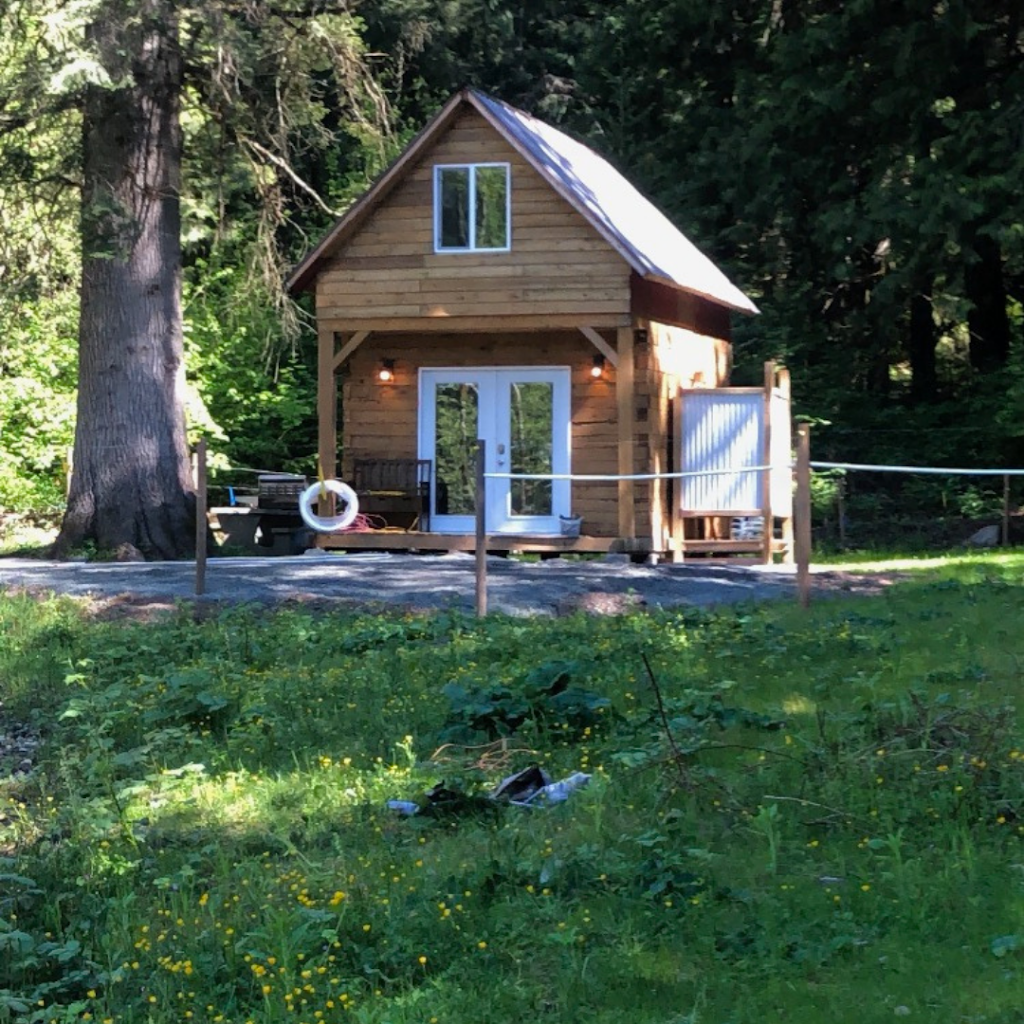 Cultus Lake Lakewood Vacation Cabin | 4485 Columbia Valley Hwy, Cultus Lake, BC V2R 5B6, Canada | Phone: (604) 791-3361