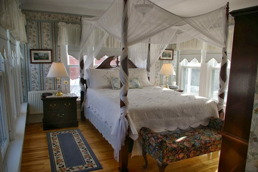 Dawson House Bed & Breakfast | 122 N River Rd, Charlottetown, PE C1A 3K8, Canada | Phone: (902) 628-3886