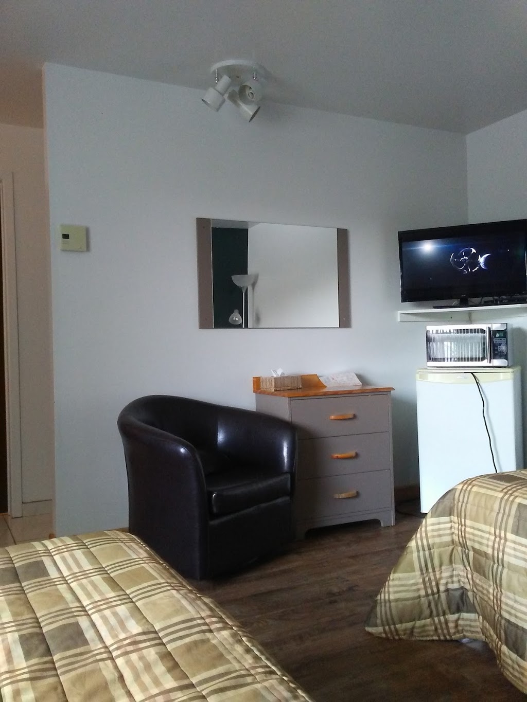 Motel Julie Enr | Saint-Prime, QC G8J 1H4, Canada | Phone: (418) 251-9040