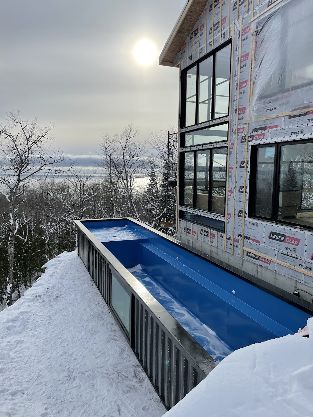 Om̐ du Massif | 76 Chem. du Trait-Carré, Petite-Rivière-Saint-François, QC G0A 2L0, Canada | Phone: (888) 435-5107