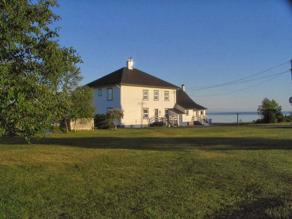 Auberge Les Eglantiers | 82 Chemin de la Baleine, La Baleine, QC G0A 2A0, Canada | Phone: (418) 438-2500