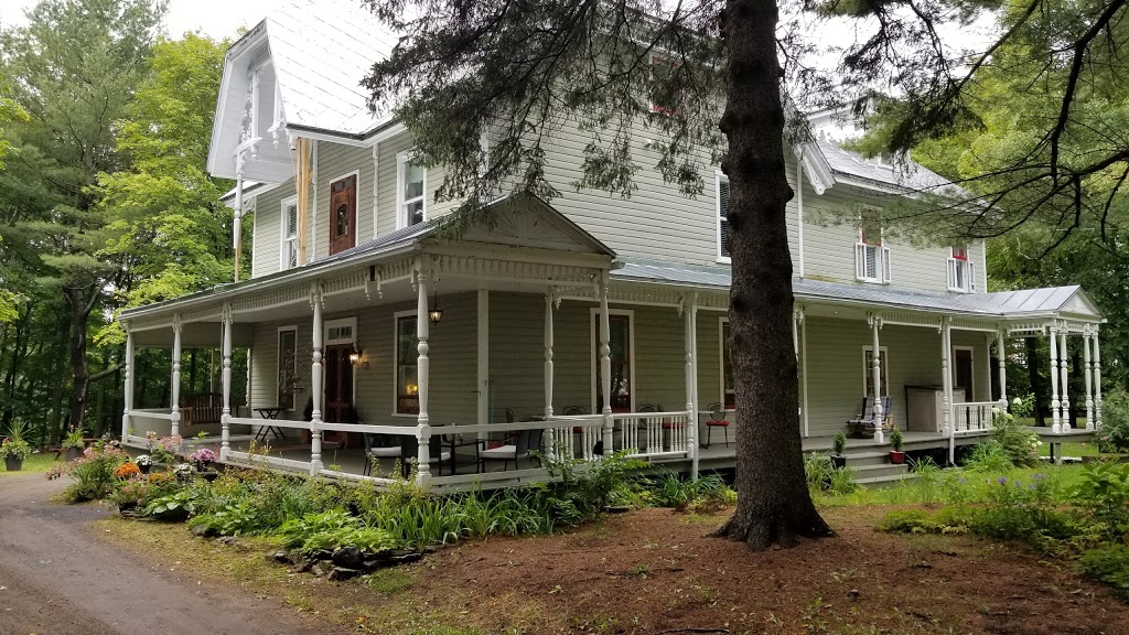 Au Clos Rolland, Couette & Cafe | 1200 Rue Saint Jean, Sainte-Adèle, QC J8B 1E6, Canada | Phone: (450) 229-1939