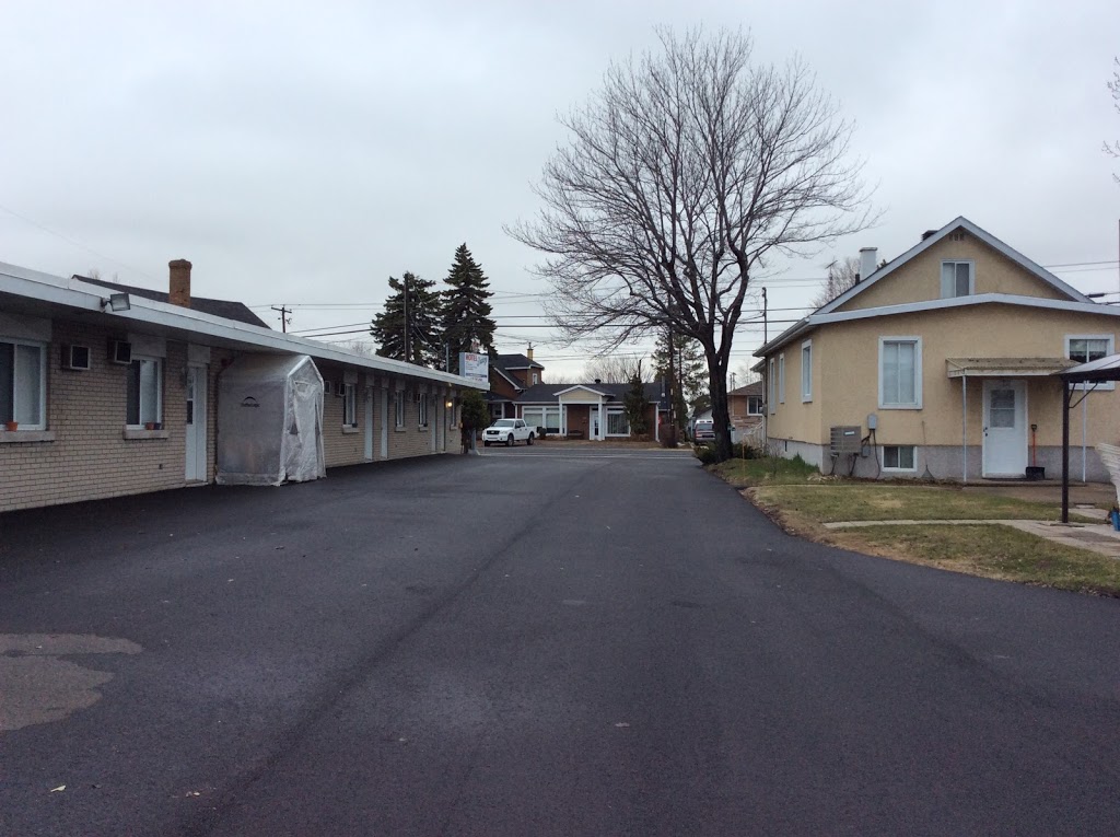 Motel Tracy | 3330 QC-132, Sorel-Tracy, QC J3R 1N9, Canada | Phone: (450) 742-4565
