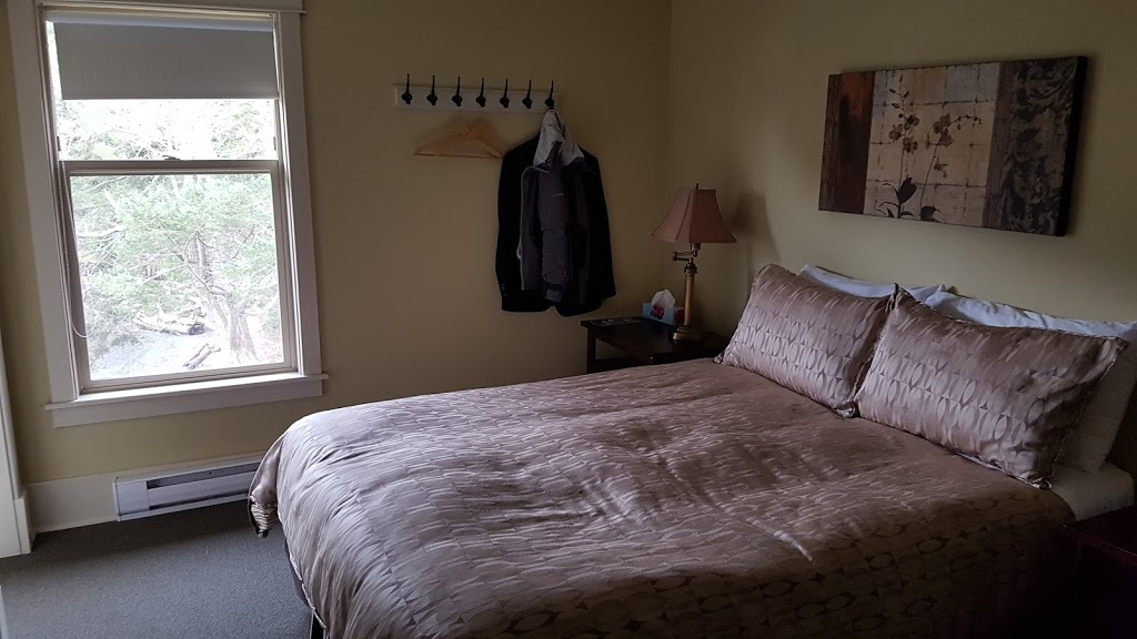 Dragons Lodge | 2950 Dragons Ln, Gabriola, BC V0R 1X7, Canada | Phone: (778) 658-0364