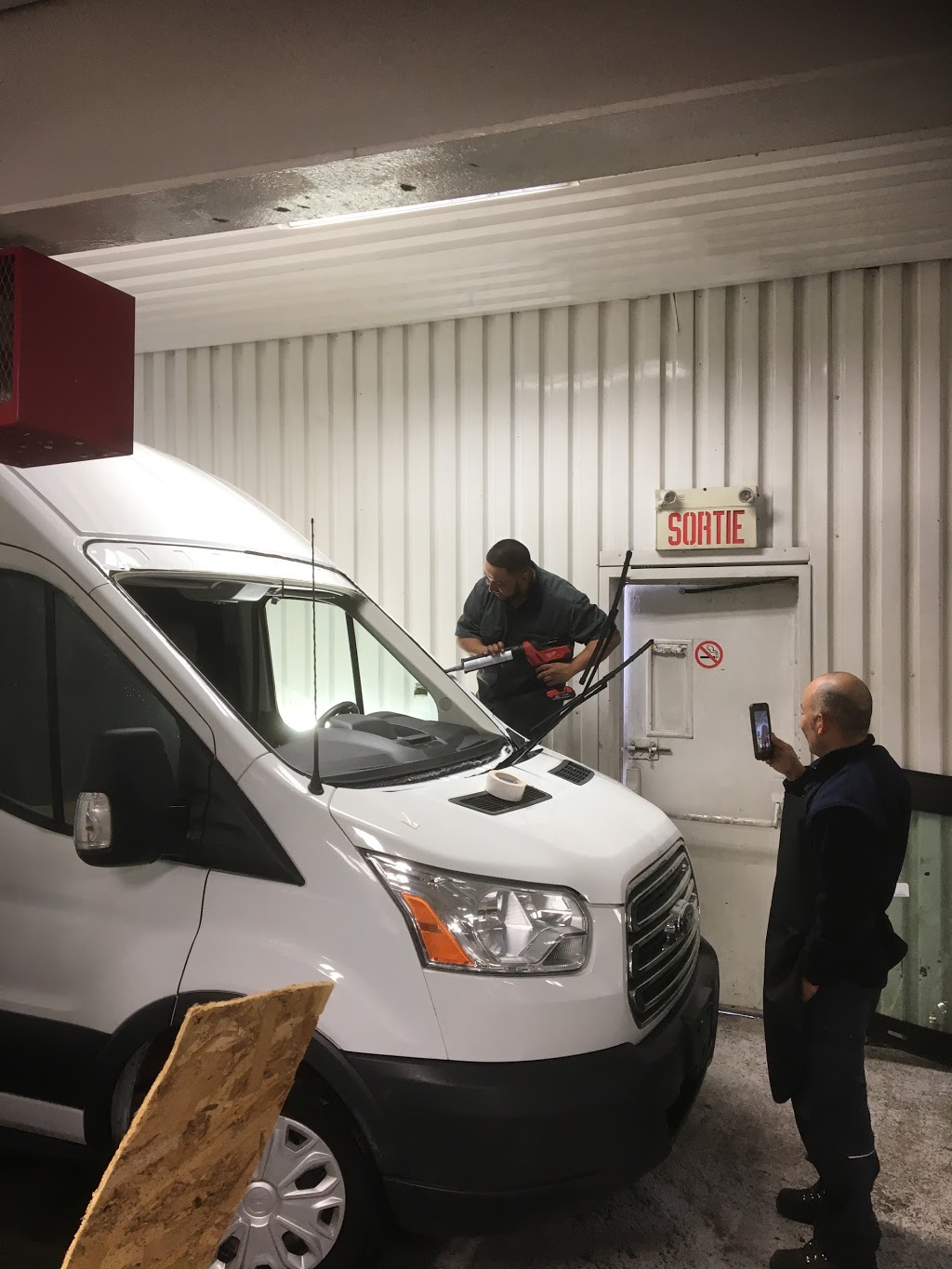 Auto Glass Experts | 17 Boulevard Curé-Labelle, Laval, QC H7V 2R7, Canada | Phone: (438) 289-2424