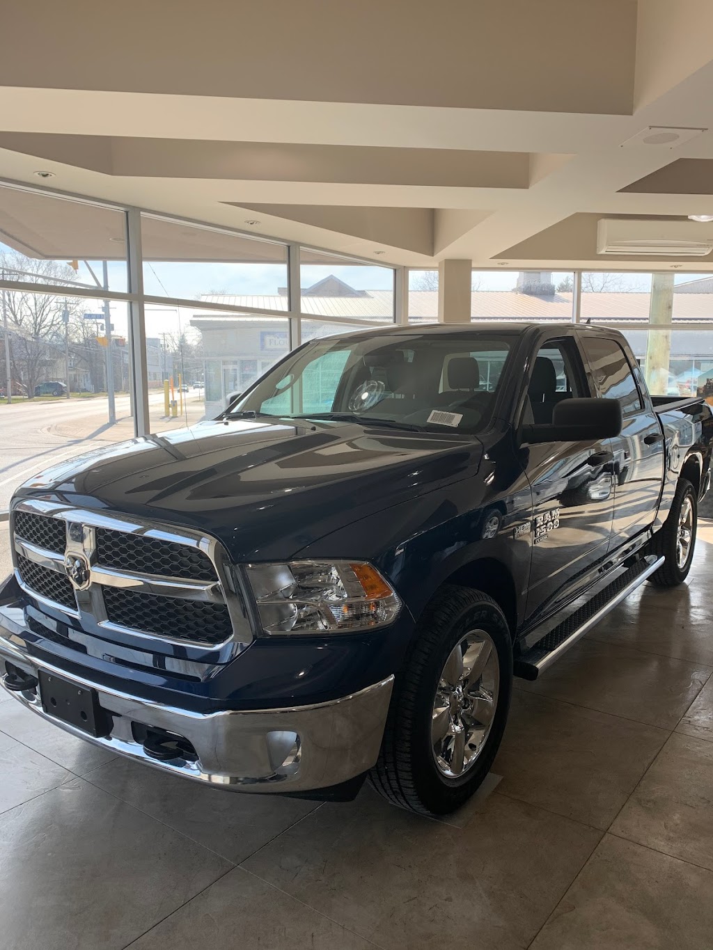 Williamson Lindsay - Chrysler | 76 William St N, Lindsay, ON K9V 4A5, Canada | Phone: (705) 324-3545
