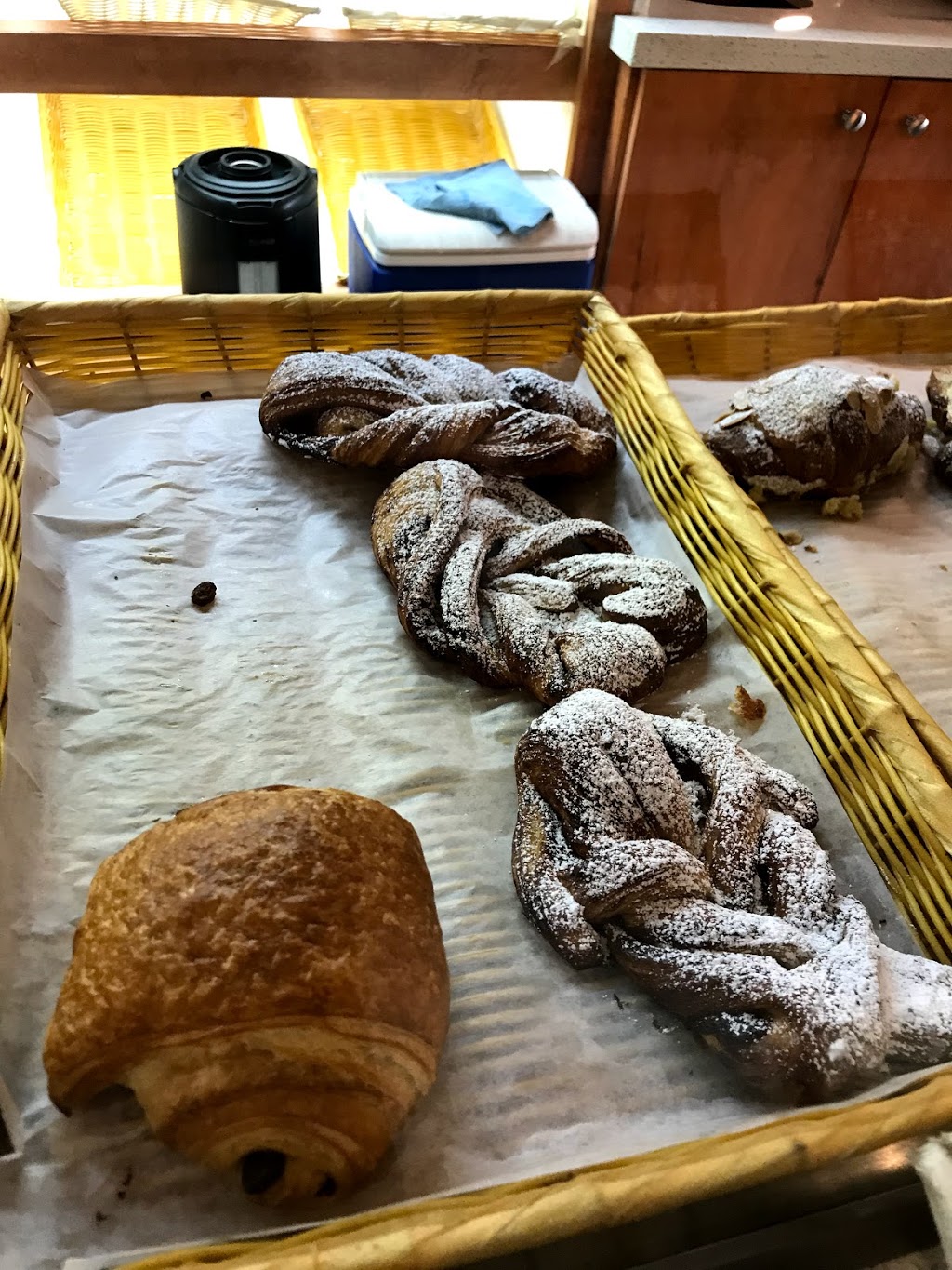 Pâtisserie La Cigogne | 1626 Bayview Ave, Toronto, ON M4G 3B7, Canada | Phone: (416) 487-1234
