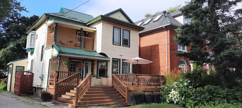 ELLIS HOUSE BED AND BREAKFAST - NIAGARA FALLS | 4284 Ellis St, Niagara Falls, ON L2E 1H1, Canada | Phone: (905) 358-0336