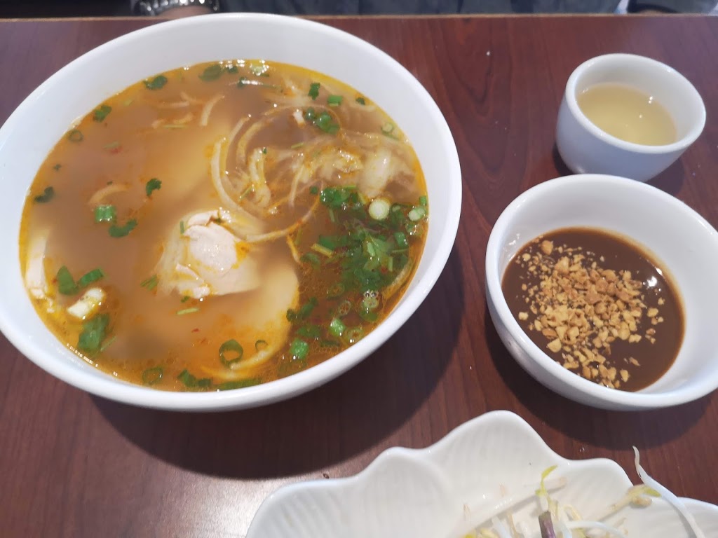 Pho V | 5269 Memorial Dr #13, Calgary, AB T2A 4V1, Canada | Phone: (403) 460-2005