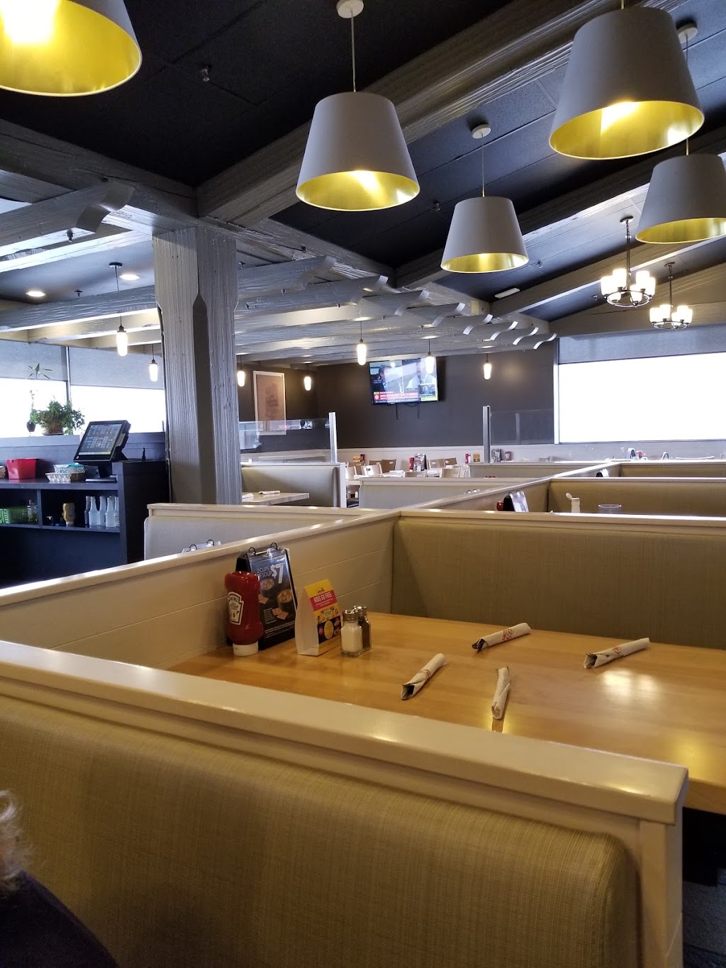Swiss Chalet | 540 Montréal Rd, Ottawa, ON K1K 0T9, Canada | Phone: (613) 746-1777