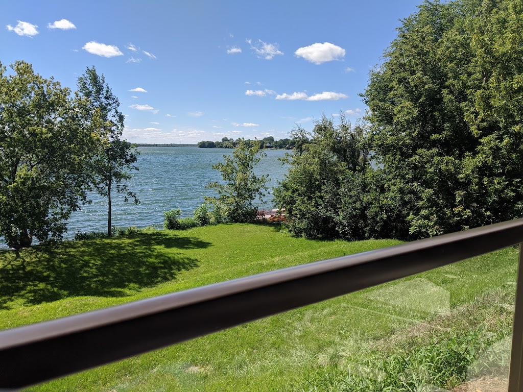 Le Ptit Château | 1101 Chem. du Fleuve, Les Cèdres, QC J7X 1B7, Canada | Phone: (450) 452-0330
