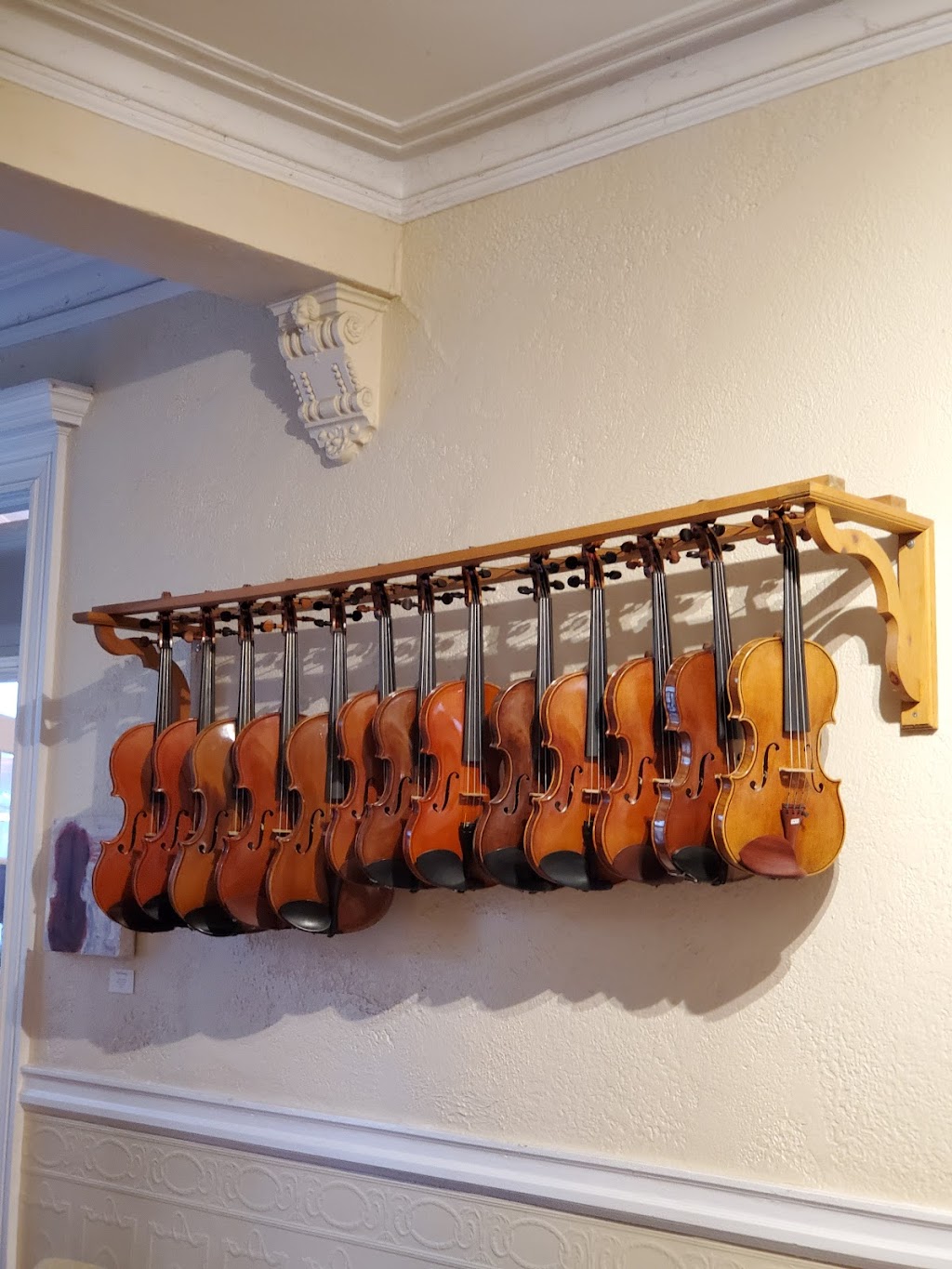 Olivier Pérot Luthier / La Maison du Violon | 3928 Rue St-Hubert, Montréal, QC H2L 4A5, Canada | Phone: (514) 845-2374