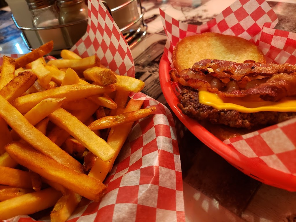 Woody Burger & Pizzeria | 102 Ottawa St E, Havelock, ON K0L 1Z0, Canada | Phone: (705) 778-1010