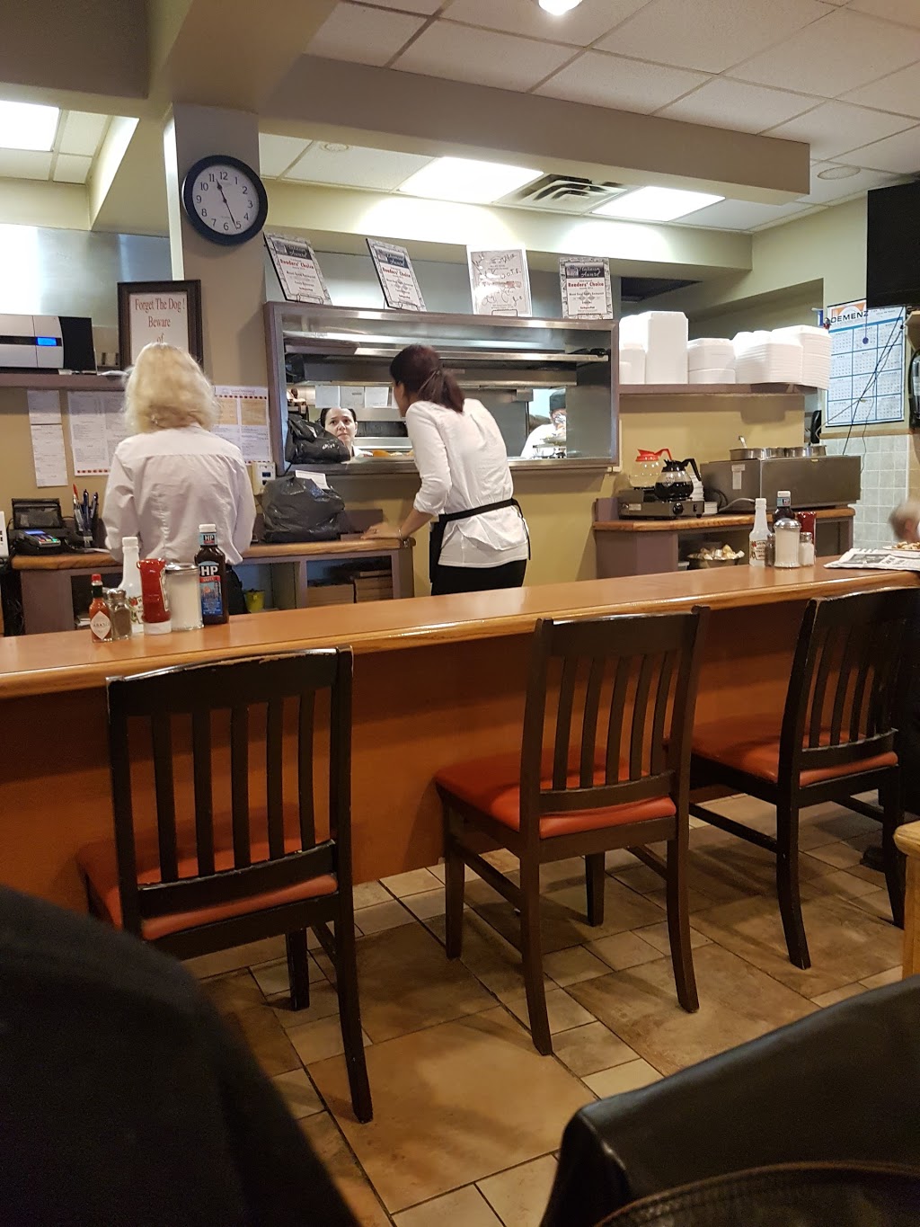 Mount Royal Restaurant | 2029 Mt Forest Dr, Burlington, ON L7P 1H4, Canada | Phone: (905) 332-7111