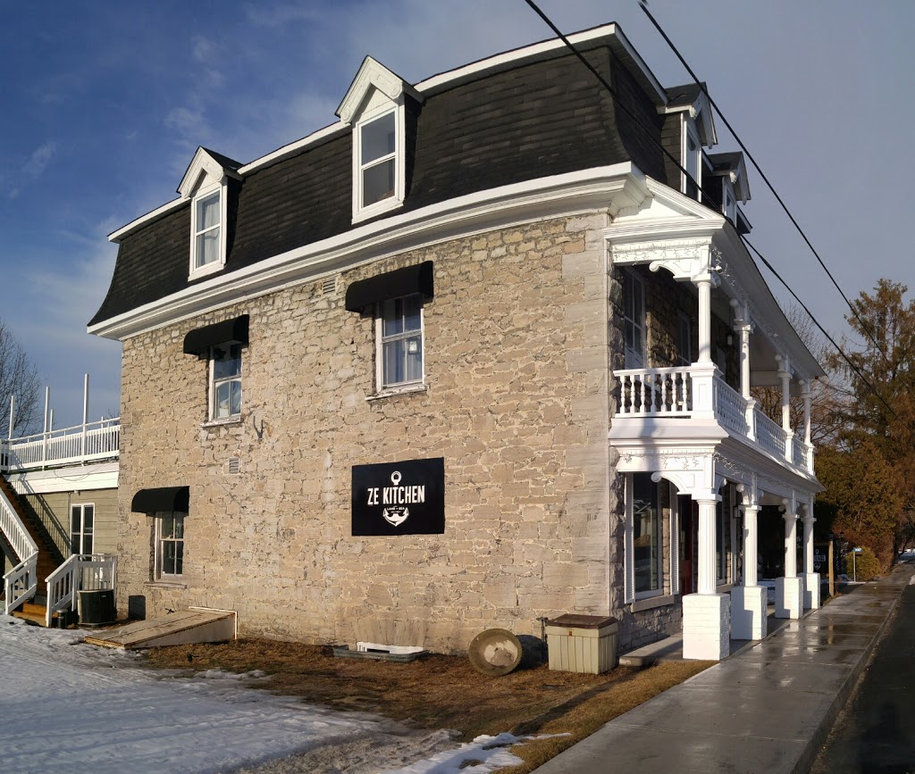Ze Kitchen Restaurant | 2607 Old Montreal Rd, Cumberland, ON K4C 1A2, Canada | Phone: (613) 833-3000