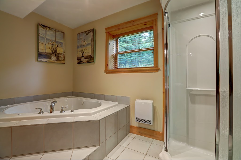 Chalet no. 85 by Fiddler Lake Resort® (Cerf-Deer) | 23 Chem. du Grand-Pic, Mille-Isles, QC J0R 1A0, Canada | Phone: (800) 721-0371