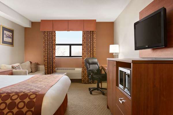 Travelodge by Wyndham Windsor | 2225 Division Rd, Windsor, ON N8W 1Z7, Canada | Phone: (519) 969-7800