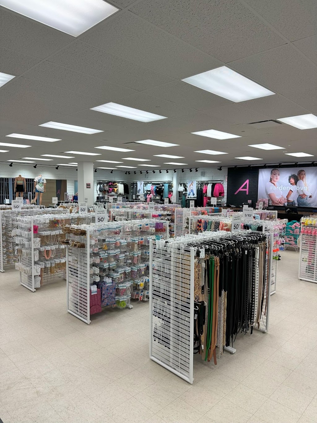 Ardene | 1221 Bd Marcotte #52, Roberval, QC G8H 3B8, Canada | Phone: (581) 536-0001