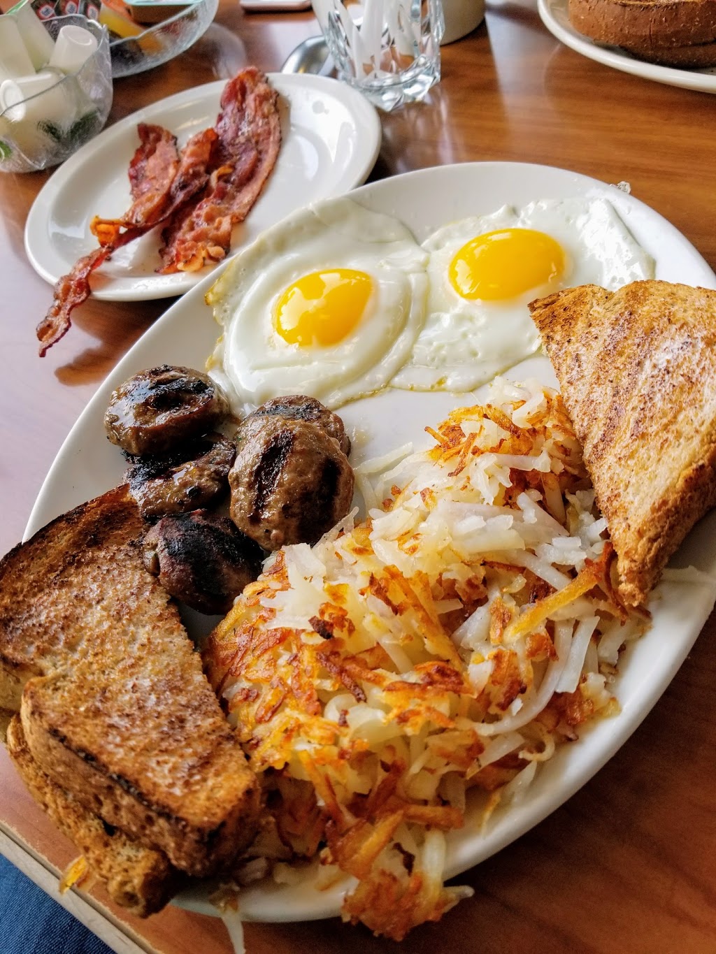 Phils Restaurants | 3210 17 Ave SE, Calgary, AB T2A 0P9, Canada | Phone: (403) 272-1007