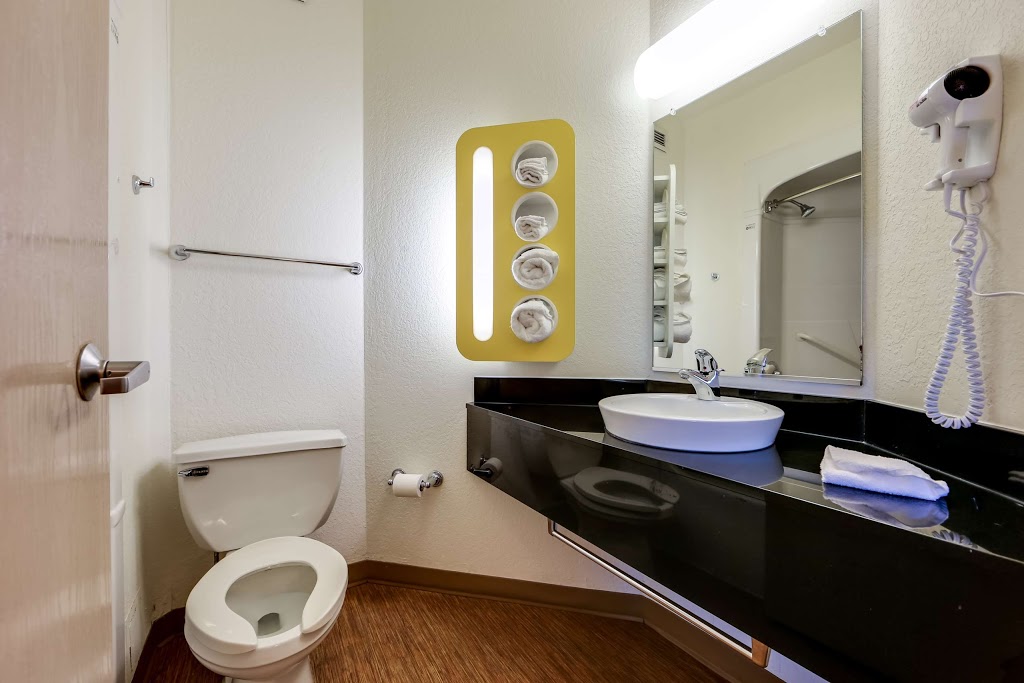 Motel 6 Toronto - Mississauga | 2935 Argentia Rd, Mississauga, ON L5N 8G6, Canada | Phone: (905) 814-1664