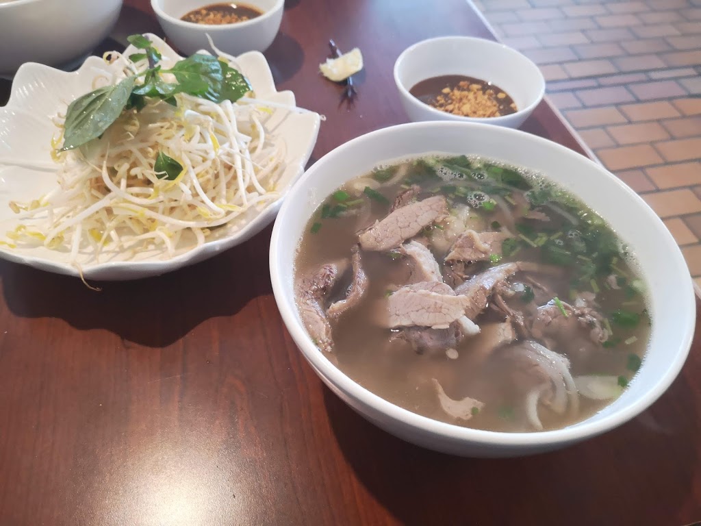 Pho V | 5269 Memorial Dr #13, Calgary, AB T2A 4V1, Canada | Phone: (403) 460-2005