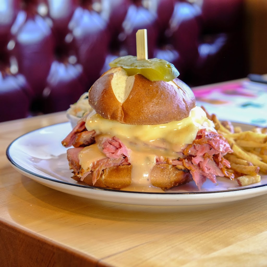 Nickels Deli Restaurants | 1991 Boulevard Marcel-Laurin, Saint-Laurent, QC H4R 1K4, Canada | Phone: (514) 332-3328