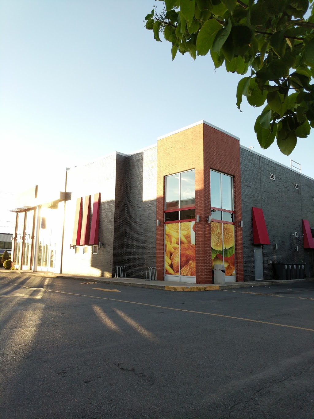 St-Hubert Express | 101 Boulevard Sir-Wilfrid-Laurier, Beloeil, QC J3G 4G4, Canada | Phone: (514) 385-5555