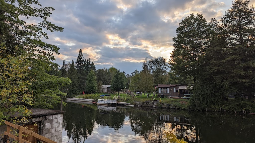 A Red Frame | 137 Fell Station Dr, Fenelon Falls, ON K0M 1N0, Canada | Phone: (905) 924-3211