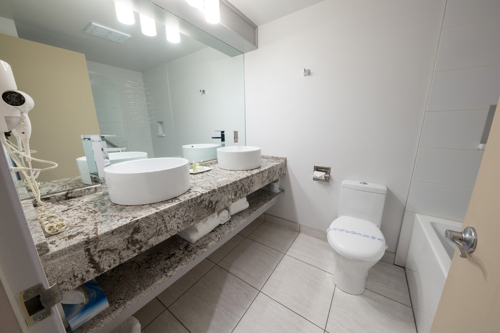 Hôtel Étoile-sur-le-Lac | 1200 Rue Principale O, Magog, QC J1X 2B8, Canada | Phone: (819) 843-6521