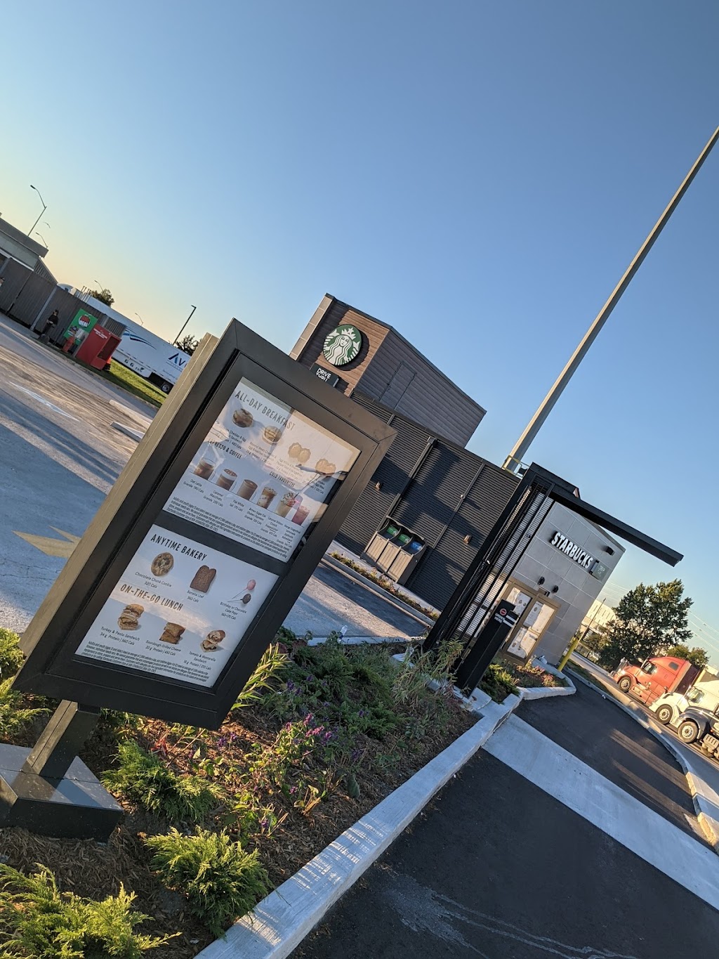 Starbucks | 201 Fairview Rd, Barrie, ON L4N 9B1, Canada | Phone: (705) 712-3712
