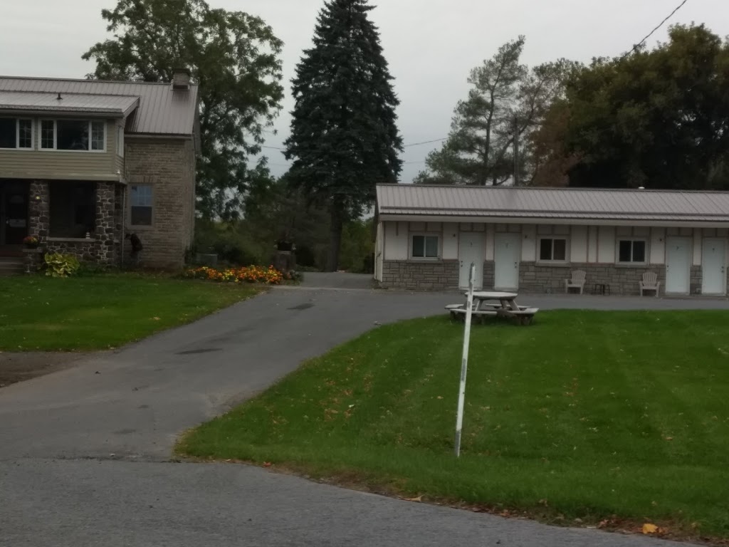 Bridgewaters Inn | 2702 County Rd 2, Johnstown, ON K0E 1T1, Canada | Phone: (613) 925-3076