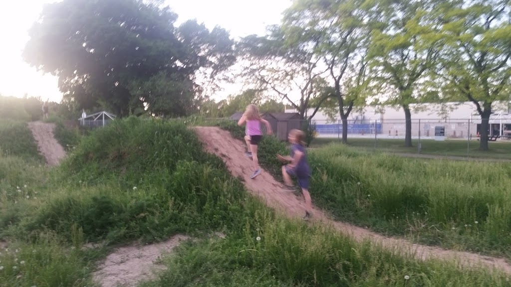 Nelson Dirt Hills | 4225 New St, Burlington, ON L7L 1T3, Canada