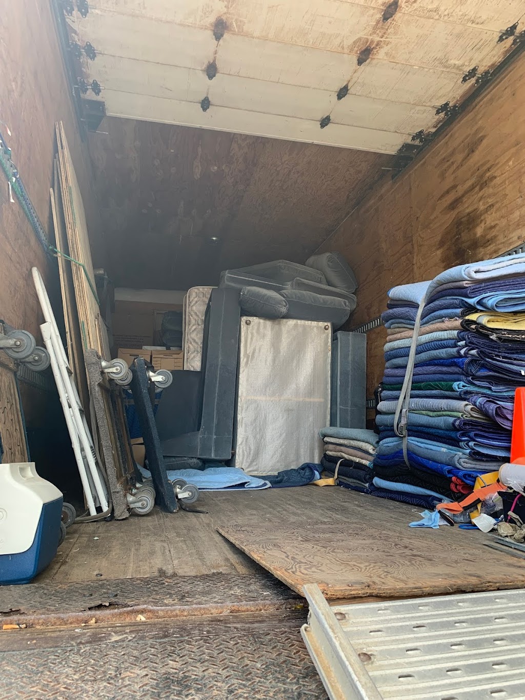 Francis Movers | 11 Zaph Ave, Scarborough, ON M1C 1M7, Canada | Phone: (416) 286-3422