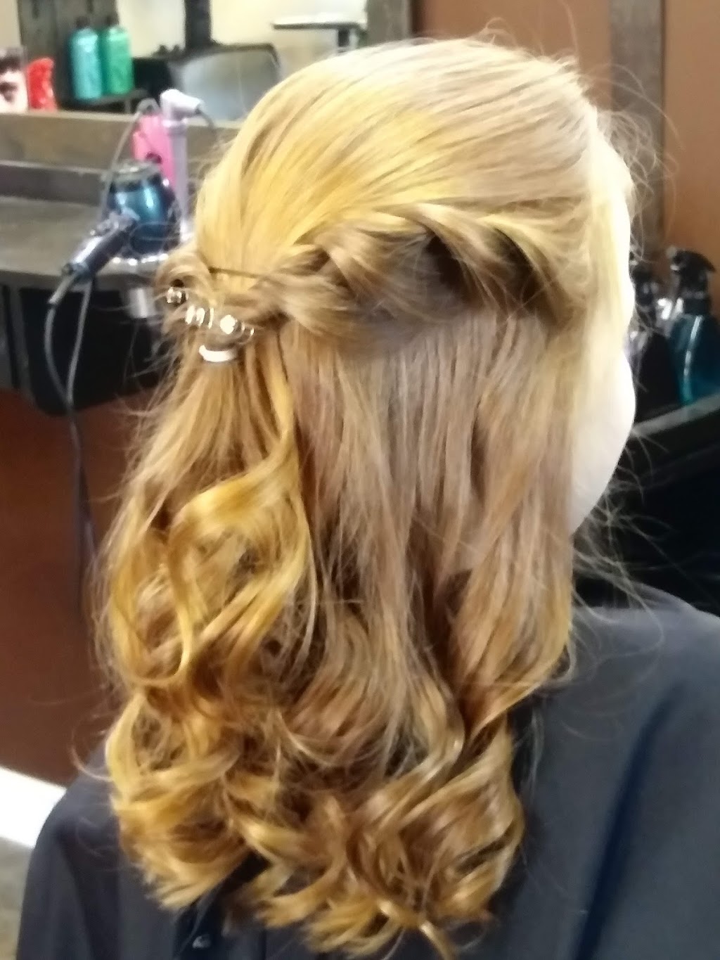 Scissors Edge | 5431 Minnetonka Rd, Roseneath, ON K0K 2X0, Canada | Phone: (905) 352-2211